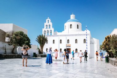 Santorini Oia Yunanistan Avrupa, beyaz köy Oia Santorini 'de gün batımında eski mavi ve beyaz Yunan kiliseleriyle alacakaranlıkta