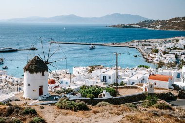 Santorini Oia Yunanistan Avrupa, beyaz köy Oia Santorini 'de gün batımında eski mavi ve beyaz Yunan kiliseleriyle alacakaranlıkta