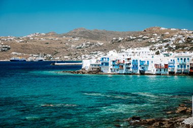 Küçük Venedik Mykonos caddelerinde beyazlatılmış binaları olan Mykonos Yunanistan Adası