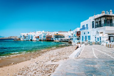 Küçük Venedik Mykonos caddelerinde beyazlatılmış binaları olan Mykonos Yunanistan Adası
