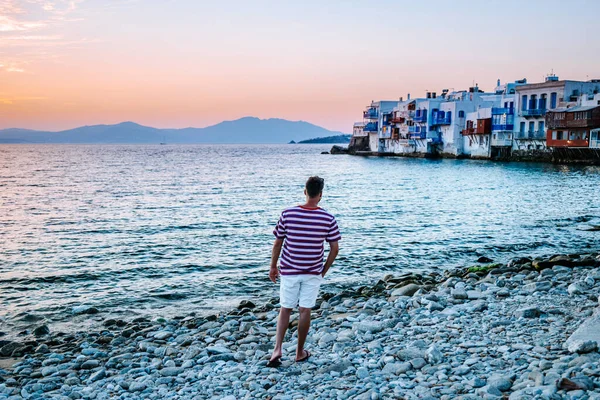 Junger Kerl im Urlaub auf der griechischen Insel Mykonos, Männer beim Entspannen im kleinen venezianischen Dorf Mykonos — Stockfoto