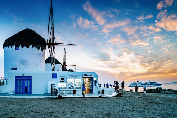 Mykonos Grekland Island med vitkalkade byggnad på gatorna i lilla Venedig Mykonos — Stockfoto