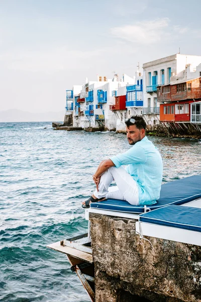 Yunan adası Mykonos 'ta tatilde olan genç adam, Mykonos Adası' ndaki küçük Venedik köyünde dinlenen adamlar. — Stok fotoğraf