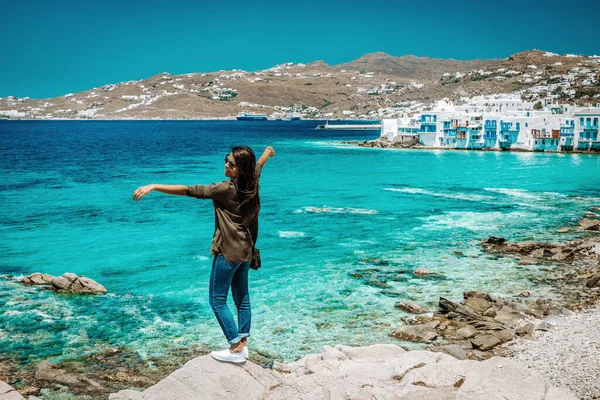 Mykonos Griechenland, Frau im Urlaub auf der griechischen Insel Mykonos, Mädchen im Kleid in den weißen Straßen des kleinen Venedigs Mykonos — Stockfoto