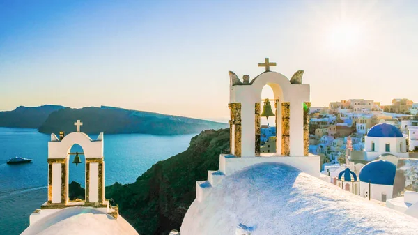 Santorini Oia Grekland Europa, solnedgång vid den vita byn Oia Santorini med gamla blå och vita grekiska kyrkor i skymningen — Stockfoto