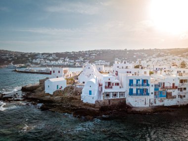 Mykonos Yunanistan, gökyüzünden Mykonos 'un güzel manzarası beyazlatılmış köyde İHA ile