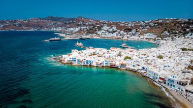 Mykonos Yunanistan, gökyüzünden Mykonos 'un güzel manzarası beyazlatılmış köyde İHA ile