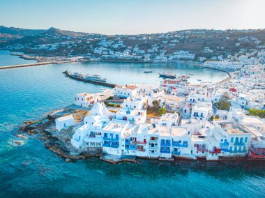 Mykonos Yunanistan, gökyüzünden Mykonos 'un güzel manzarası beyazlatılmış köyde İHA ile