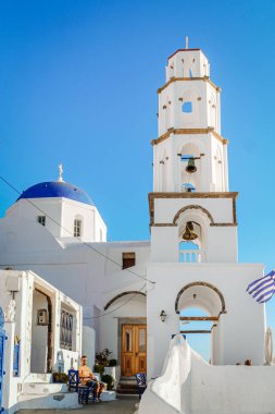 Santorini Yunanı, Yunanistan 'ın Santorini Pygros adasında lüks bir tatilde olan gençler.