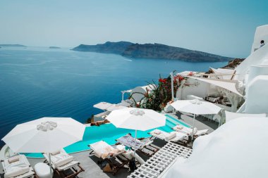Santorini Oia Yunanistan Avrupa, beyaz köy Oia Santorini 'de gün batımında eski mavi ve beyaz Yunan kiliseleriyle alacakaranlıkta