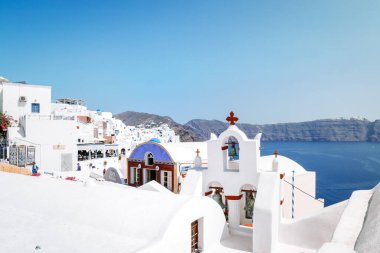 Santorini Oia Yunanistan Avrupa, beyaz köy Oia Santorini 'de gün batımında eski mavi ve beyaz Yunan kiliseleriyle alacakaranlıkta