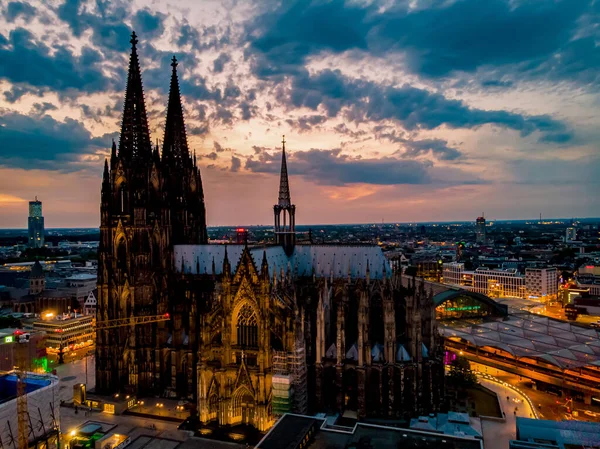 Colonia Koln Catedral al atardecer, aviones no tripulados competir sobre Colonia y el río Rhein al atardecer en Alemania Europa — Foto de Stock