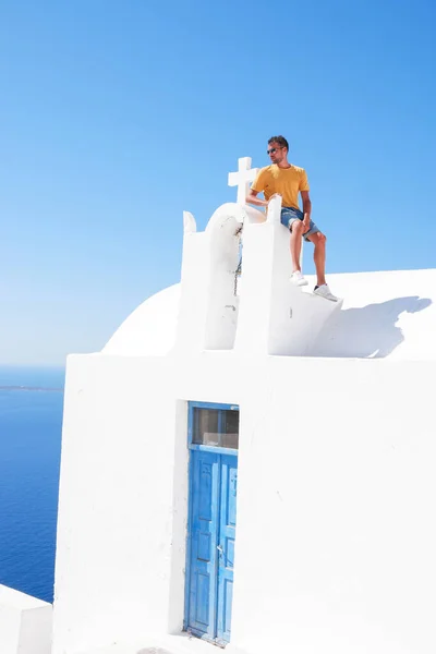 Сірий Санторін, молодий чоловік у розкішній відпустці на грецькому острові Санторіні. — стокове фото