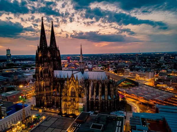 Кафедральний собор Кельн Колн під час заходу сонця над Кельном і річкою під час заходу сонця в Німеччині. — стокове фото