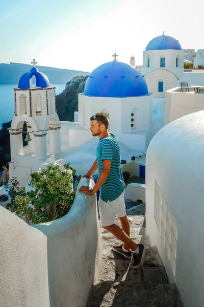 Santorini Griechenland, junge Männer im Luxusurlaub auf der griechischen Insel Santorini — Stockfoto