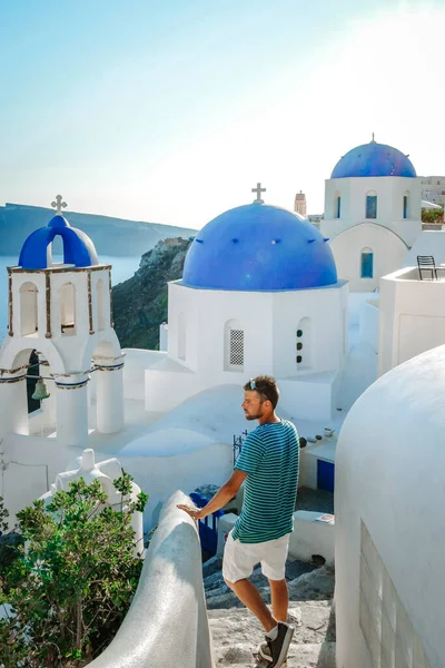 Santorini Griechenland, junge Männer im Luxusurlaub auf der griechischen Insel Santorini — Stockfoto