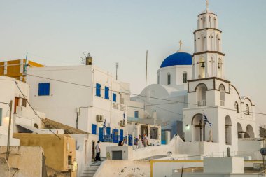 Santorini Oia Yunanistan Avrupa, beyaz köy Oia Santorini 'de gün batımında eski mavi ve beyaz Yunan kiliseleriyle alacakaranlıkta