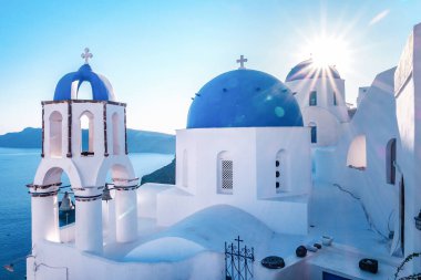 Santorini Oia Yunanistan Avrupa, beyaz köy Oia Santorini 'de gün batımında eski mavi ve beyaz Yunan kiliseleriyle alacakaranlıkta