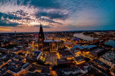 Günbatımında Köln Katedrali, Köln üzerinde insansız hava aracı yarışı ve Almanya 'da günbatımında Rhein nehri.