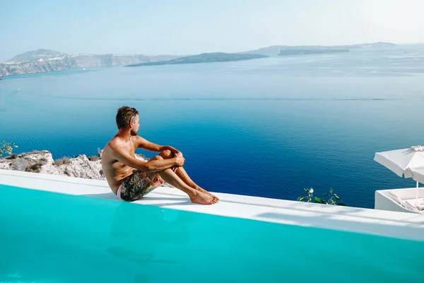 그리스 산토리니 섬에서 호화 로운 휴가를 보내고 있는 젊은 남자 산토리니 리스 — 스톡 사진