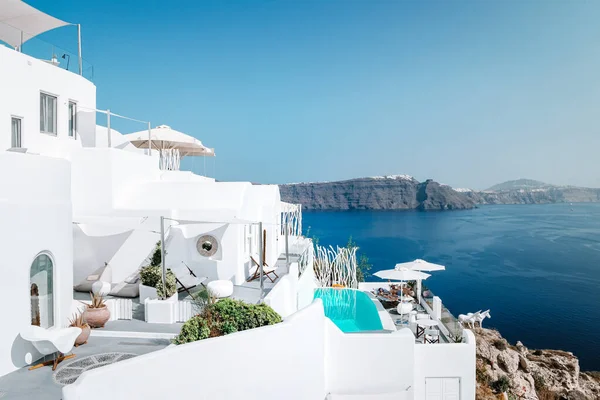 Oia Santorini Greece 15 September 2017, luxury hotels with infinity pool at the Greek Island Santorini — Stock Photo, Image