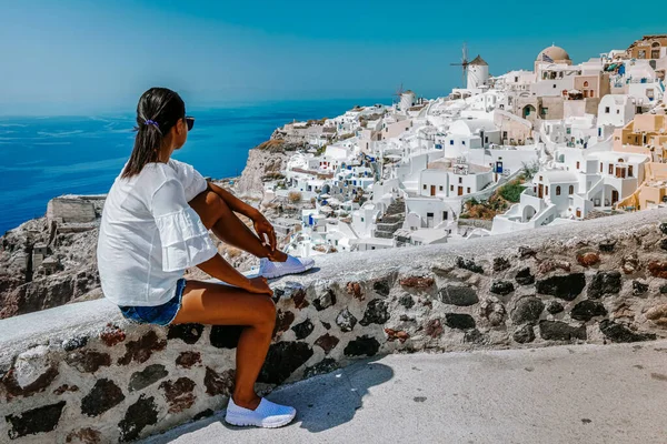 Σαντορίνη Ελλάδα, γυναίκα σε πολυτελείς διακοπές Οία Σαντορίνη Ελλάδα επίσκεψη στο λευκό χωριό με όμορφο κτίριο με θέα την καλντέρα — Φωτογραφία Αρχείου