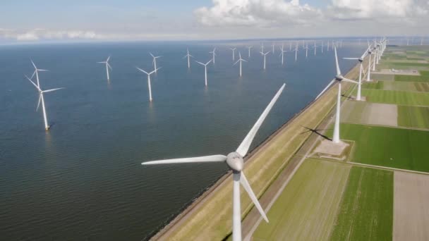 Parque de molinos de viento westermeerdijk Países Bajos, turbina de molinos de viento con cielo azul en el océano, energía verde — Vídeos de Stock