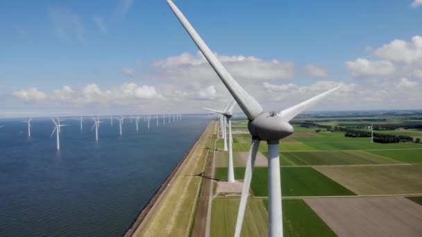 Windmill park westermeerdijk Pays-Bas, éolienne avec ciel bleu dans l'océan, énergie verte — Video