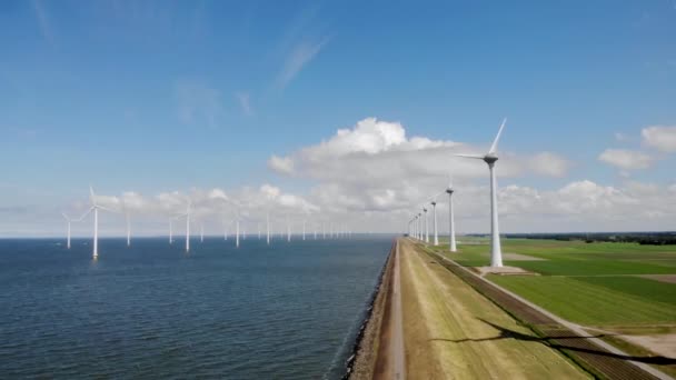 Windmill park westermeerdijk Pays-Bas, éolienne avec ciel bleu dans l'océan, énergie verte — Video