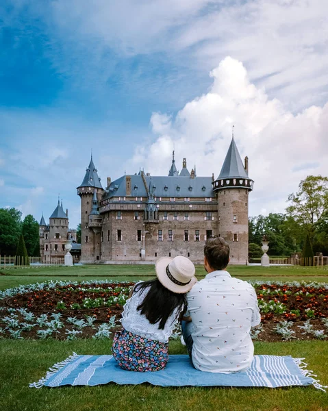 Jardín público del Castillo de Haar en Utrecht Países Bajos, personas que se relajan en el parque cerca del castillo en Holanda Utrecht — Foto de Stock