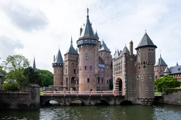 Utrecht Nederland mei 2020, middeleeuws oud kasteel de Haar Utrecht op een lentedag almos lege tuinen tijdens de corona virus covid 19 uitbraak, de meeste tuinen en parken heropenen in juni — Stockfoto