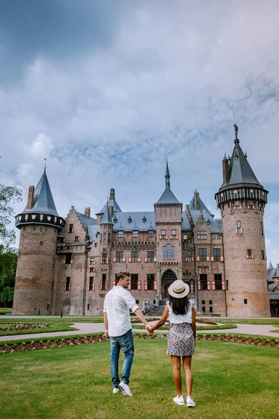 Utrecht Países Bajos mayo 2020, medieval antiguo castillo de Haar Utrecht en un día de primavera almos huertos vacíos durante el virus de la corona covid 19 brote, la mayoría de los jardines y parques reabren en junio — Foto de Stock