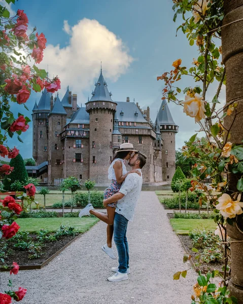 Utrecht Hollanda 'daki Castle de Haar' ın halk bahçesi, Hollanda 'daki şatonun yakınındaki parkta dinlenen insanlar. — Stok fotoğraf