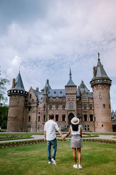 荷兰乌得勒支2020年5月，中世纪的古堡- -乌得勒支的一座古城堡，春天的一天，在科洛纳病毒爆发期间的空旷花园，大多数花园和公园在6月重新开放 — 图库照片