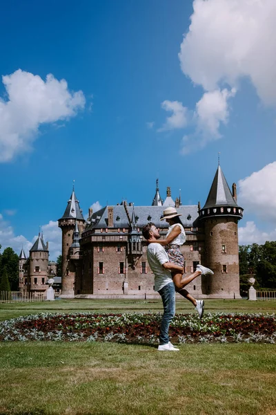 Utrecht Netherlands May 2020, середньовічний старий замок de Haar Utrecht на квітневому денному альмосі порожніх садів під час вірусу корони covid 19 спалаху, більшість садів і парків знову відкриті в червні. — стокове фото