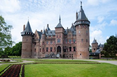 Utrecht Hollanda Mayıs 2020, bir bahar günü Haar Utrecht Ortaçağ kalesi Corona virüsü salgını sırasında boş bahçeler, çoğu bahçe ve park Haziran 'da yeniden açıldı.