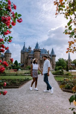 Utrecht Hollanda Mayıs 2020, bir bahar günü Haar Utrecht Ortaçağ kalesi Corona virüsü salgını sırasında boş bahçeler, çoğu bahçe ve park Haziran 'da yeniden açıldı.