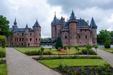 Hollanda 'nın Haar Şatosu' nda halka açık bir bahçe Parlak bir yaz gününde Utrecht, Hollanda 'nın De Haar şatosundan Aerial