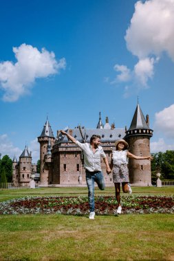 Utrecht Hollanda Mayıs 2020, bir bahar günü Haar Utrecht Ortaçağ kalesi Corona virüsü salgını sırasında boş bahçeler, çoğu bahçe ve park Haziran 'da yeniden açıldı.