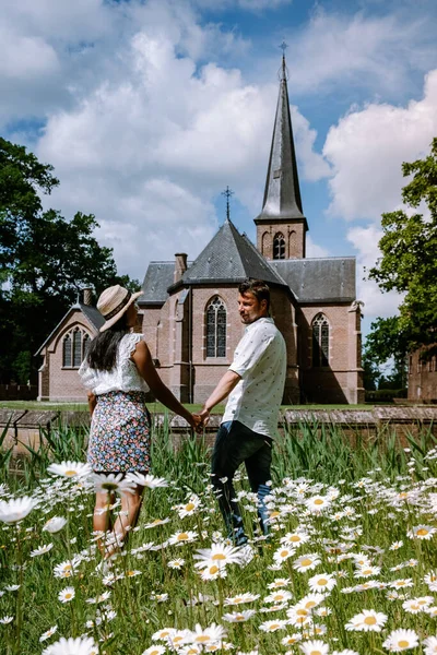 Utrecht Netherlands May 2020, середньовічний старий замок de Haar Utrecht на квітневому денному альмосі порожніх садів під час вірусу корони covid 19 спалаху, більшість садів і парків знову відкриті в червні. — стокове фото