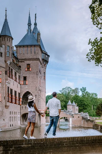 Utrecht Países Bajos mayo 2020, medieval antiguo castillo de Haar Utrecht en un día de primavera almos huertos vacíos durante el virus de la corona covid 19 brote, la mayoría de los jardines y parques reabren en junio — Foto de Stock