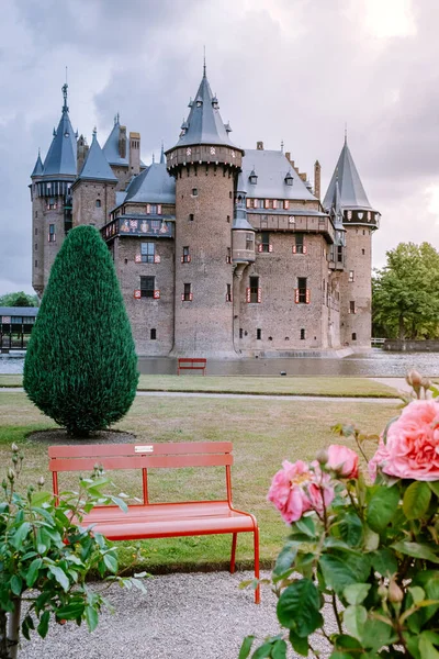 Jardín público en el antiguo castillo histórico de Haar Países Bajos Utrecht en un día de verano brillante, Aérea desde el castillo De Haar en los Países Bajos — Foto de Stock