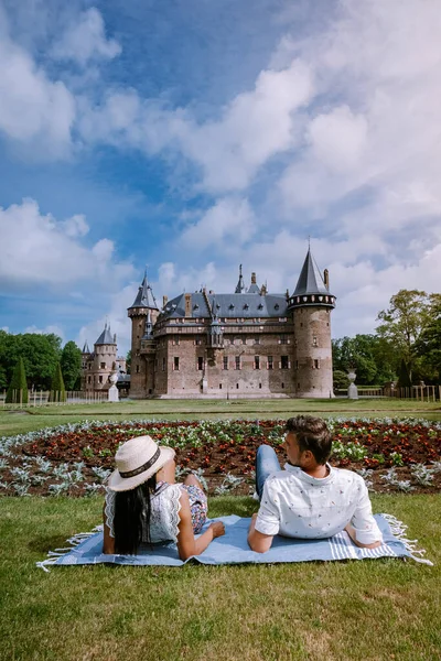 Утрехт Нидерланды Май 2020 года, средневековый старый замок де Хаар Утрехт в день весны алмос пустые сады во время короны вирус ковид 19 вспышки, большинство садов и парков вновь открываются в июне — стоковое фото