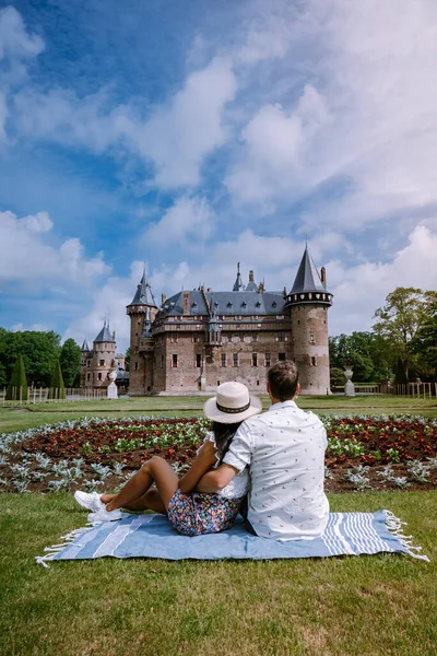 Utrecht Países Bajos mayo 2020, medieval antiguo castillo de Haar Utrecht en un día de primavera almos huertos vacíos durante el virus de la corona covid 19 brote, la mayoría de los jardines y parques reabren en junio — Foto de Stock