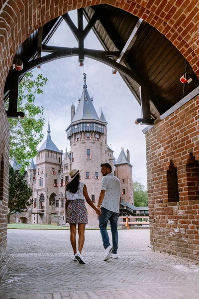 Utrecht Hollanda 'daki Castle de Haar' ın halk bahçesi, Hollanda 'daki şatonun yakınındaki parkta dinlenen insanlar. — Stok fotoğraf