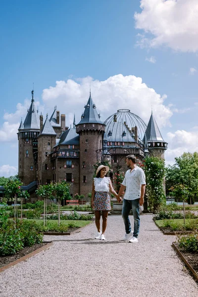 Utrecht Países Bajos mayo 2020, medieval antiguo castillo de Haar Utrecht en un día de primavera almos huertos vacíos durante el virus de la corona covid 19 brote, la mayoría de los jardines y parques reabren en junio — Foto de Stock