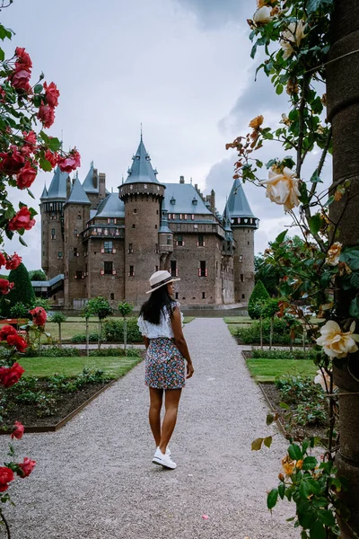 Jardín público del Castillo de Haar en Utrecht Países Bajos, personas que se relajan en el parque cerca del castillo en Holanda Utrecht — Foto de Stock