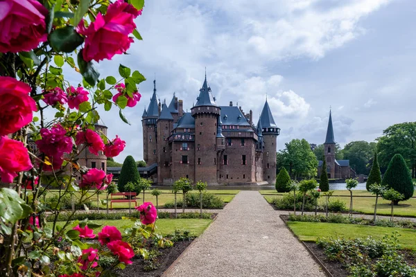 Utrecht Nederländerna Maj 2020, medeltida gamla slottet de Haar Utrecht på en Vår i Europa almos tomma trädgårdar under corona virus covid 19 utbrott, de flesta trädgårdar och parker åter öppna i juni — Stockfoto