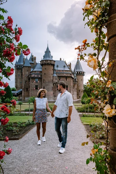 Общественный сад замка де Мезьер в голландском Утрехте, люди отдыхают в парке у замка в голландском Утрехте — стоковое фото