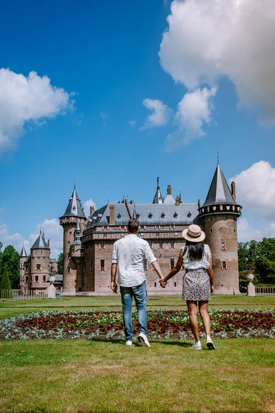 Utrecht Países Bajos mayo 2020, medieval antiguo castillo de Haar Utrecht en un día de primavera almos huertos vacíos durante el virus de la corona covid 19 brote, la mayoría de los jardines y parques reabren en junio — Foto de Stock